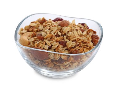 Lezzetli granola, kurutulmuş meyve ve fındıklar beyaz kasede izole edilmiş.