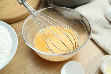 Tahta masada çırpılmış yumurta, çırpılmış çırpılmış un, yakın plan.