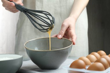 Masada yumurta çırpan kadın, yakın plan.