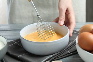 Masada yumurta çırpan kadın, yakın plan.