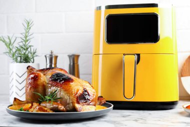 Lezzetli ızgara tavuk, biberiye, sebze ve tavuğu beyaz mermer masada, yakın plan.