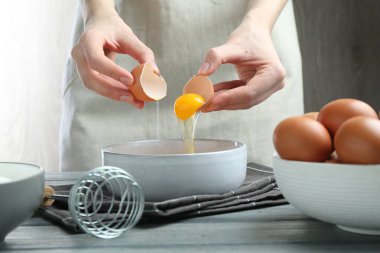 Masada yumurta kıran kadın, yakın plan.