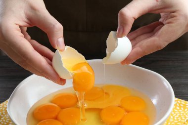 Masada yumurta kıran kadın, yakın plan.