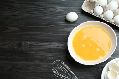 Kavanozda çırpılmış yumurtalar ve koyu ahşap masada çırpılmış çırpılmış çırpılmış, düz yatıyordu. Metin için boşluk