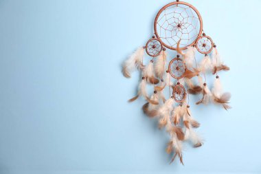 Açık mavi arkaplanda asılı güzel düş kapanı, metin için boşluk