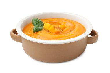 Lezzetli balkabağı kremalı çorba ve fesleğen.