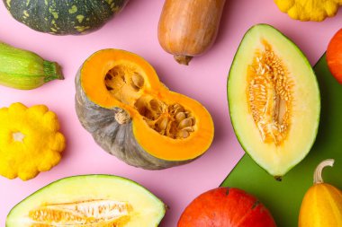 Birçok taze balkabağı ve diğer kabak rengi arka planda, düz yatıyordu