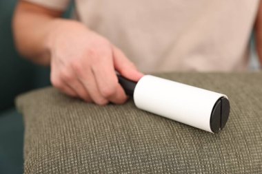 Yastığı pamuklu bezle temizleyen adam, yakın plan.