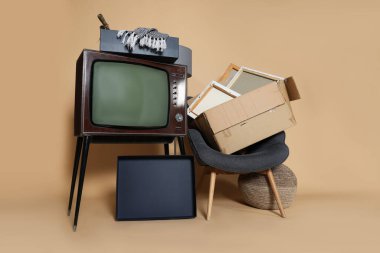 Garaj satışı. Bej arkaplanda farklı kullanılmış eşyalar