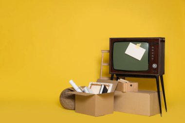 Garaj satışı. Sarı arkaplanda farklı kullanılan şeyler, metin için boşluk