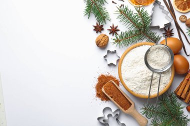 Kurabiye içerikli Noel kompozisyonu ve beyaz arka planda köknar ağacı dalları. Metin için boşluk