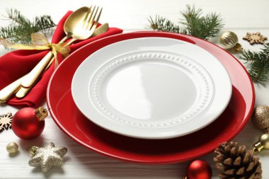 Beyaz ahşap arka planda Noel dekoru olan şenlik masası, yakın plan.