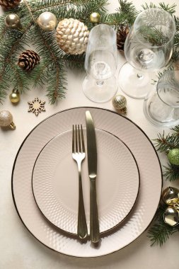 Bej arka planda Noel dekoru olan şenlik masası düzlüğü