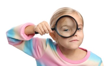 Beyaz arka planda büyüteç olan küçük kız.