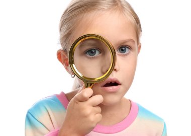 Beyaz arka plan üzerinde büyüteç ile sürpriz küçük kız