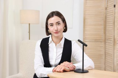 Podcast sunucusu içerideki talk show 'u kaydediyor, kamera görüntüsü