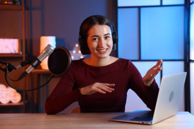 Podcast sunucusu içerideki talk show 'u kaydediyor, kamera görüntüsü