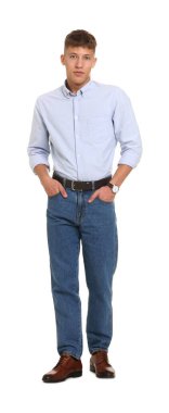 Beyaz arka planda şık kotlu yakışıklı bir genç.