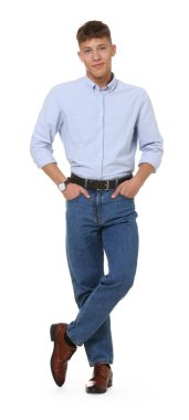 Beyaz arka planda şık kotlu yakışıklı bir genç.