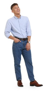 Beyaz arka planda şık kotlu yakışıklı bir genç.