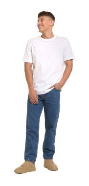 Beyaz arka planda şık kotlu yakışıklı bir genç.