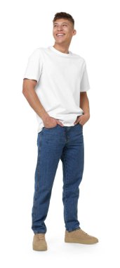 Beyaz arka planda şık kotlu yakışıklı bir genç.