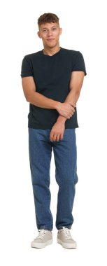 Beyaz arka planda şık kotlu yakışıklı bir genç.