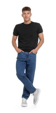 Beyaz arka planda şık kotlu yakışıklı bir genç.