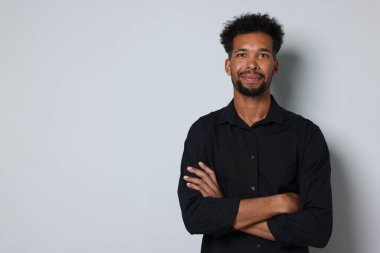 Beyaz arka planda yakışıklı bir adamın portresi, metin için boşluk