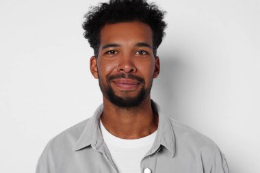 Beyaz arka planda yakışıklı bir adamın portresi.