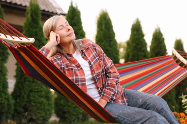 Hamakta dinlenen güzel, son sınıf öğrencisi kadın.