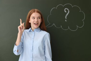 Okula dönelim. Düşünce baloncuğu ve soru işareti çizilmiş karatahtanın yanında fikri olan bir kız.