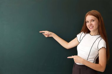 Okula dönelim. İçerideki yeşil karatahtanın yanındaki öğrenci, metin için boşluk