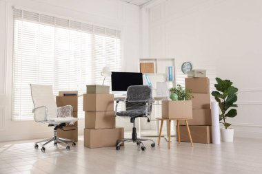 Taşınma günü. Mukavva kutular, bilgisayar ve mobilyalar ofiste.