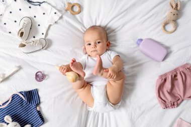 Sevimli bebek, farklı kıyafetler ve aksesuarlar.