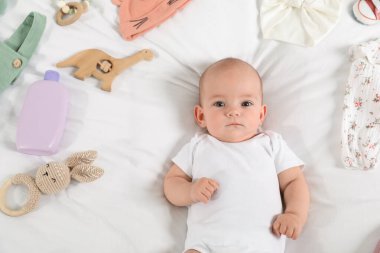 Sevimli bebek, farklı kıyafetler ve aksesuarlar.