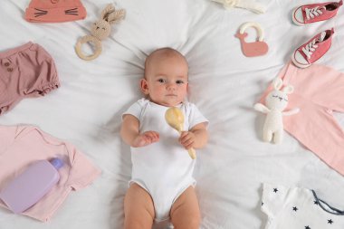 Sevimli bebek, farklı kıyafetler ve aksesuarlar.