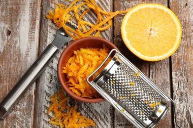 Turuncu tat, taze meyve, zester alet ve rende ahşap masa, düz uzanma