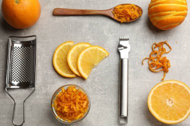 Turuncu zevkli düz kompozisyon ve açık gri masa üzerinde araçlar