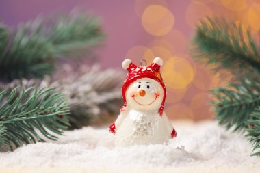 Yapay kar üzerinde sevimli bir kardan adam bulanık arka planda, yakın plan