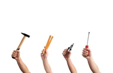 Beyaz arka planda farklı aletler tutan insanlar, yakın plan. Kolaj