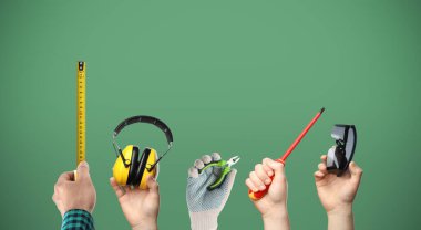 Yeşil eğimli arka plana karşı elinde farklı aletler tutan insanlar, yakın çekim. Kolaj