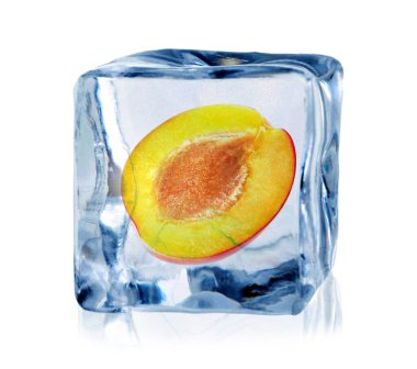 Buz küpünün içindeki eriğin yarısı beyaza izole edilmiş.