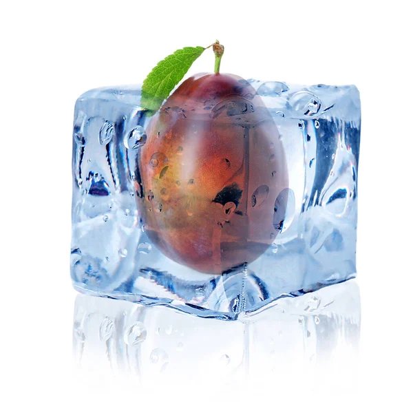 Buz küpünün içindeki taze erik beyaza izole edilmiş.
