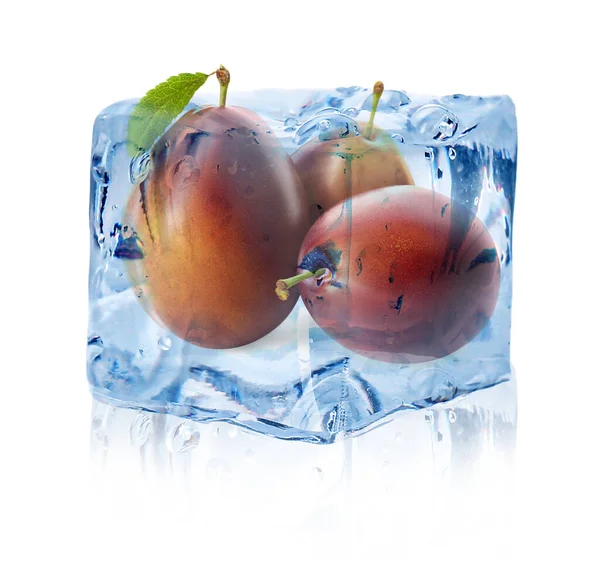 Buz küpünün içindeki taze erikler beyaza izole edilmiş.