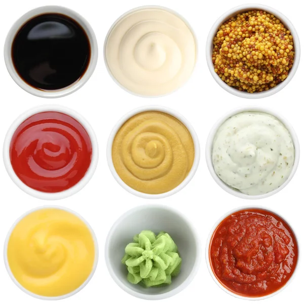 Wasabi ve diğer çeşniler beyaz sette izole edilmiş. Üst görünüm