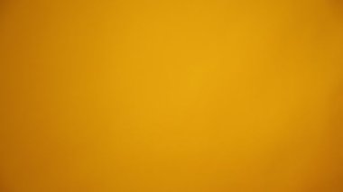 Sarı arka planda süper kahraman kostümü giyen gönüllü.