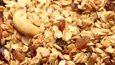 Arka planda fındıklı ve kuru üzümlü lezzetli granola.