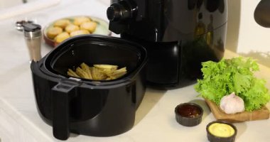 Pişmemiş patates kızartması, tavuk nugget, soslar ve baharatlar beyaz mermer tezgahta, yakın plan. Kamera içeri giriyor.