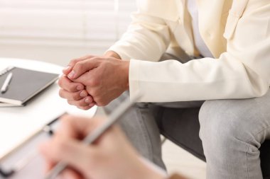 Hasta ile çalışan profesyonel psikolog ve ofiste panoya yazı yazmak, yakın plan.